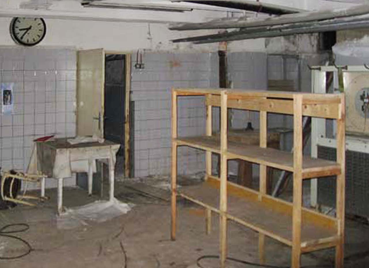 Příprava závodní stravy probíhala přinejmenším částečně také pod zemí. Zajímavostí je, že hodiny na stěně byly napojeny na centrální systém časomíry strojíren a díky tomu šly přesně i mnoho let po opuštění dělnického domu.