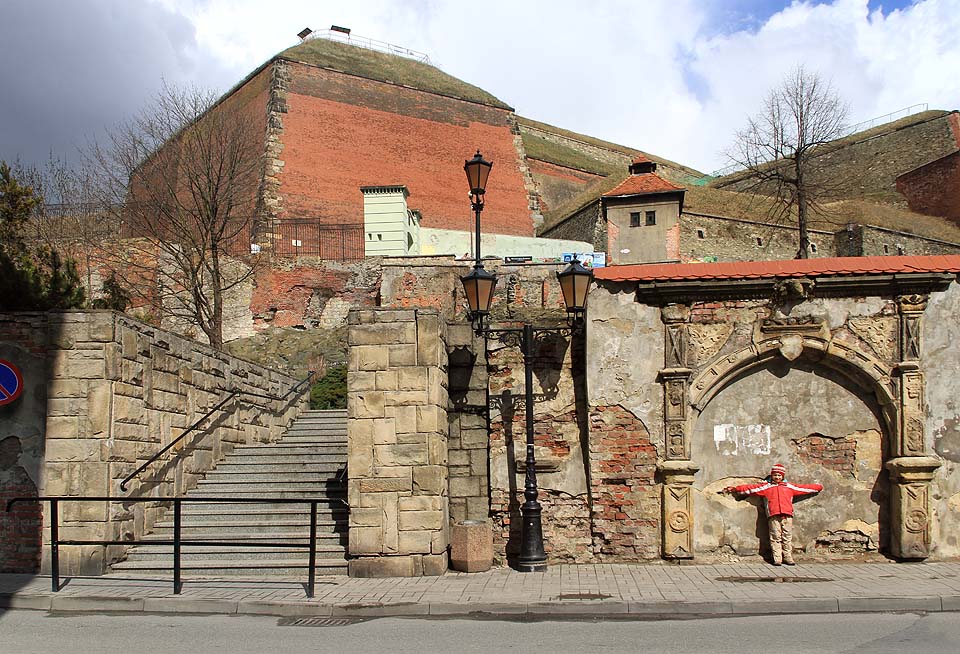 Pevnost nad městem je již čtvrtým stoletím jeho hlavní a nepřehlédnutelnou dominantou.