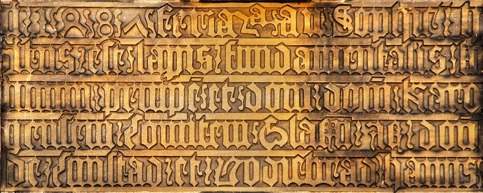 Rozluštění nápisů na gotických krakorcích není tak jednoduché, jak by se na první pohled mohlo zdát.