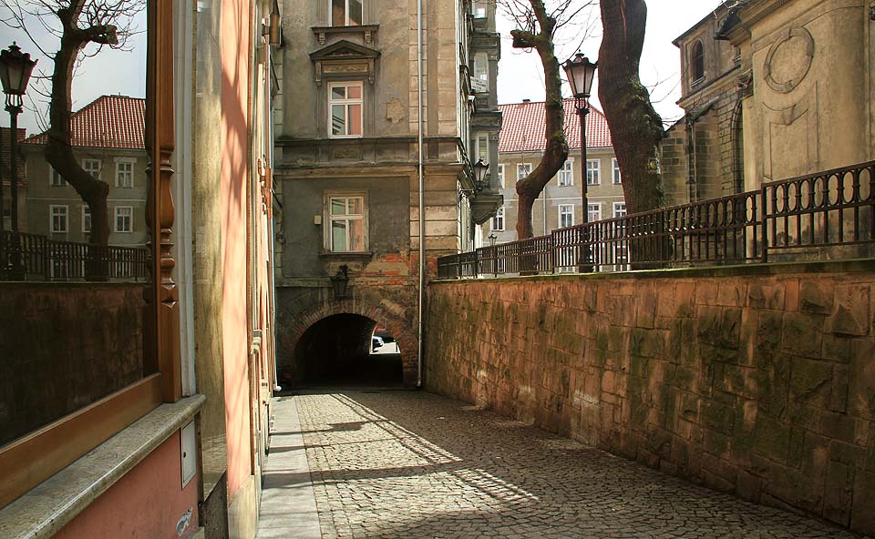 O pitoreskní zákoutí, nábřeží či podloubí není v Kłodzku nouze. Některé průchody jsou tak nízké, že je nutné sklonit hlavu, aby jimi člověk bez úhony prošel.