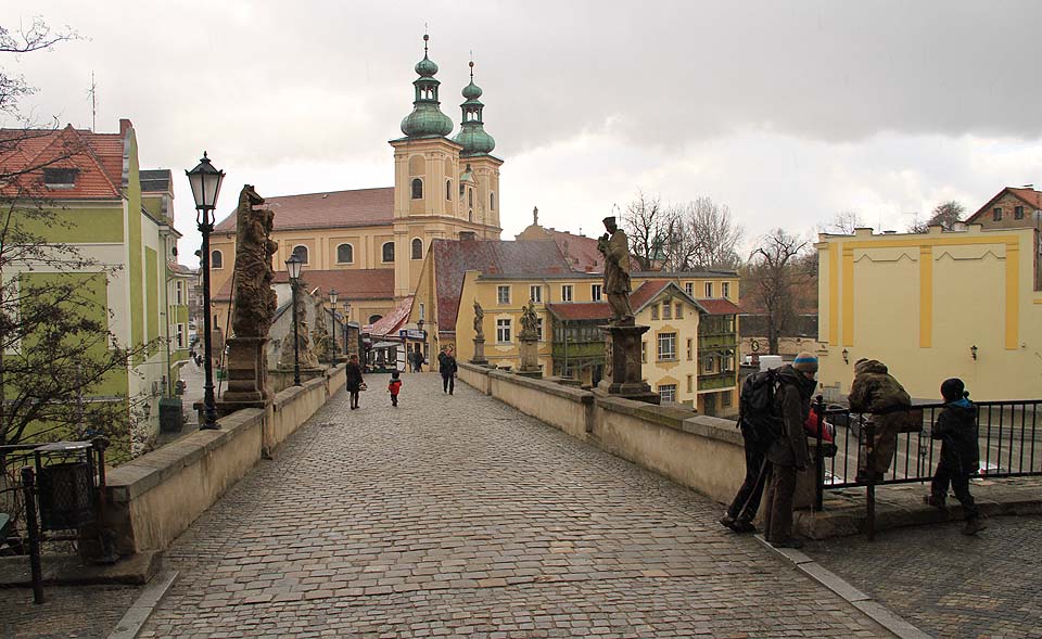 Na most svatého Jana z roku 1390 jsou kladští náležitě hrdí. I když je svojí velikostí nesouměřitelný, sochařskou výzdobou se podobá o několik let mladšímu Karlovu mostu v Praze.