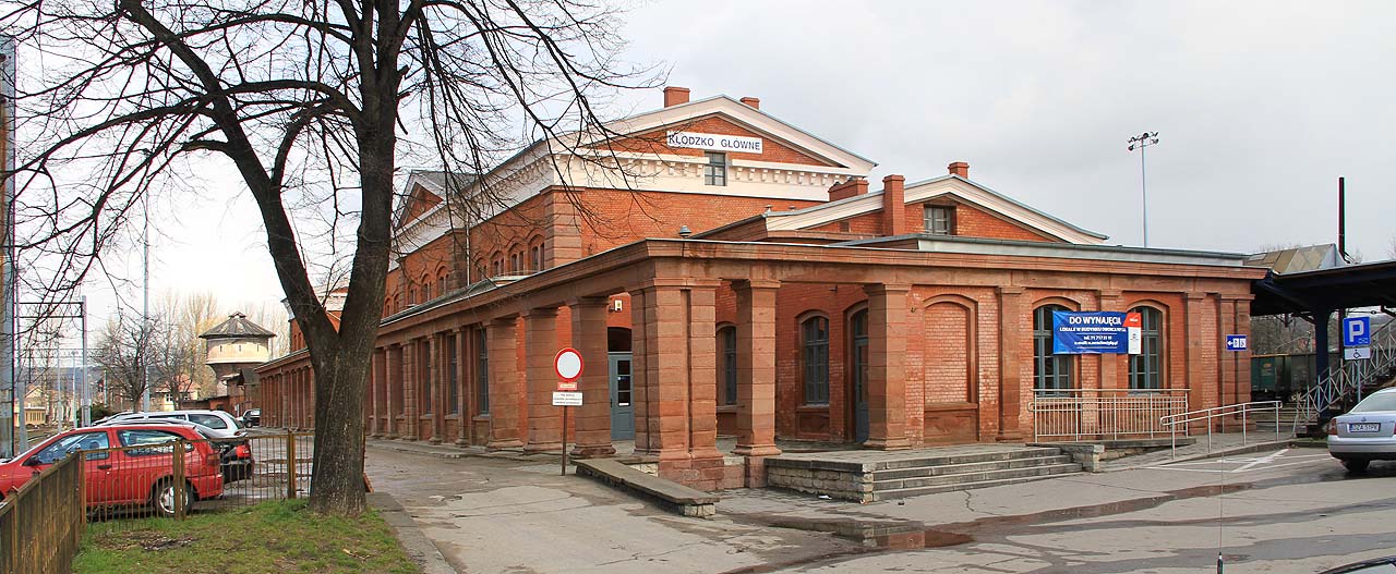 Pohled na výpravní budovu po rekonstrukci v roce 2013.