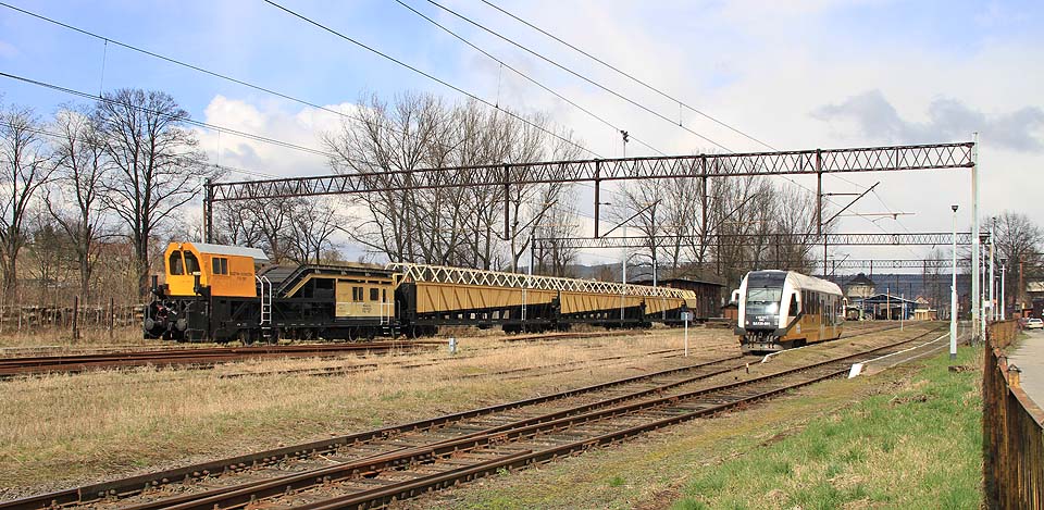 Stanice disponuje dvojicí rozlehlých kolejišť po obou stranách výpravní budovy (jak je to v bývalém Prusku obvyklé).