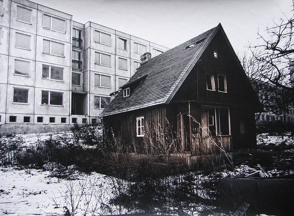 Poslední domy dělnické kolonie Hamburk na Vinohradech se v březnu roku 1981 ještě potkaly s prvními paneláky. Domek na fotce působí až nepřiměřeně, jako by šlo o fotomontáž. Foto: Ivo Filip.