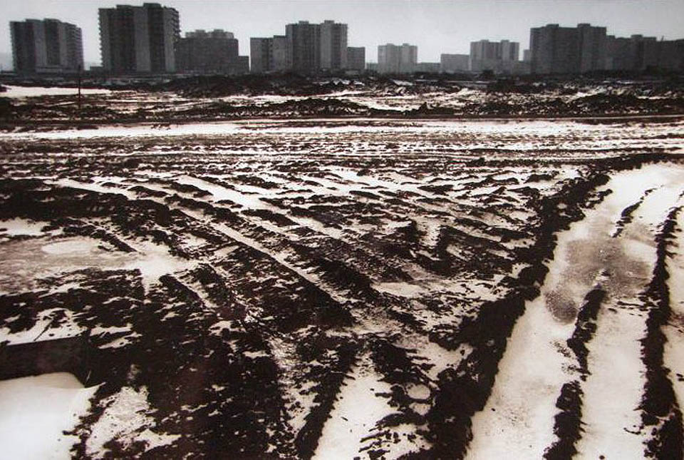 Buldozery srovnaly se zemí místo, na kterém dnes stojí Mutěnická a Bořetická ulice. Foto: Ivo Filip.