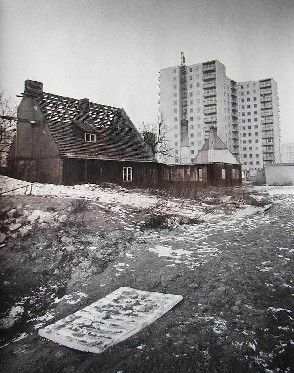 Setkání generací. Nedostavěné paneláky z 80. let a pobořené dělnické domky ze 40. let 20. století na brněnských Vinohradech. Foto: Ivo Filip.