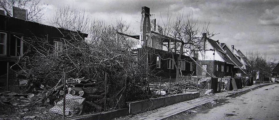 Pohled na ulici procházející kolonií Hamburk v 80. letech 20. století v době počínající demolice. Foto: Ivo Filip.