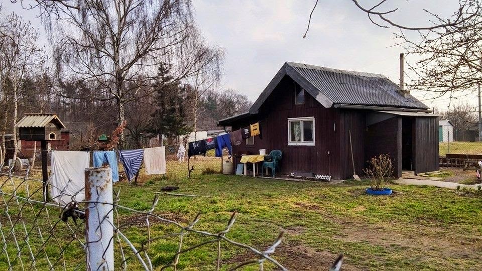 Některé domky jsou na pomezí mezi ostravskými hornickými pětiletkami a trampskými sruby v divočině.