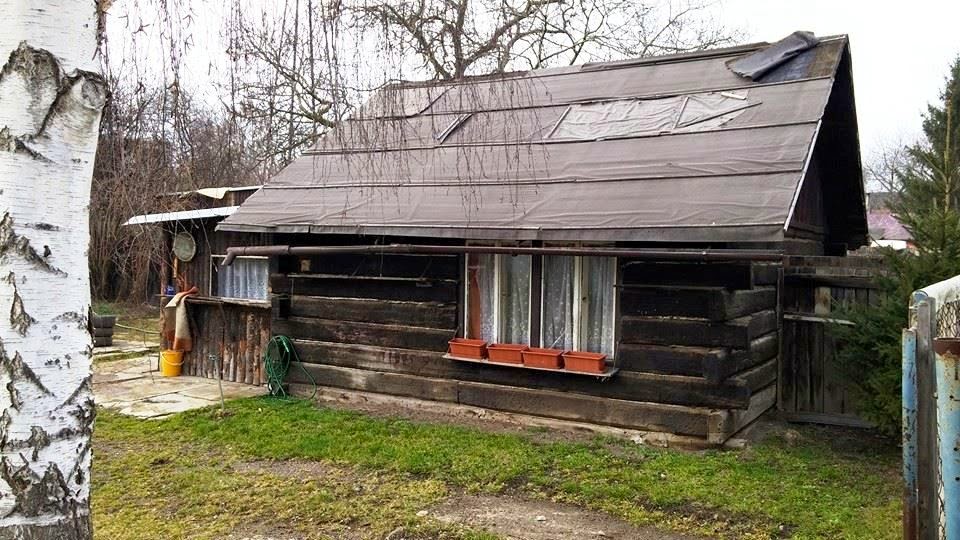 Pravý dům z železničních pražců. Možná pochází ze stejného roku, kdy Charles-Édouard Jeanneret Le Corbusier prohlásil: „Je to problém staveb, co dnes stojí u kořene sociálních nepokojů: architektura nebo revoluce“.