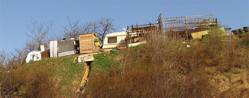 Na opačné straně bývalého seřaďovacího nádraží zatím roste nefalšovaný velkoměstský slum.