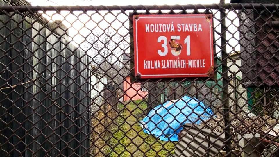 Za jednokolejnou železniční spojkou z roku 1998 se rozkládá kolonie Na Slatinách.