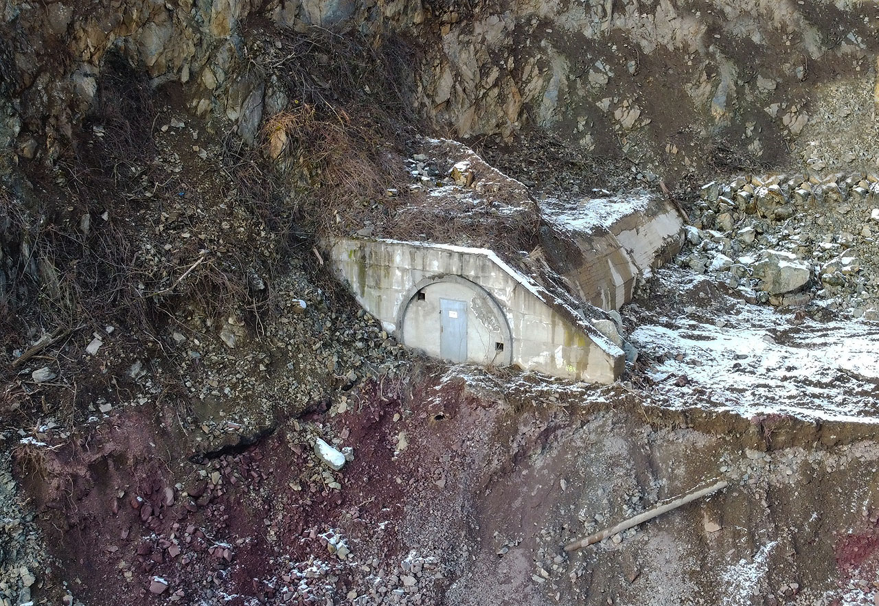 Zahájení stavby zkomplikovalo vstup do tunelu. nejen, že jsou v zimě dveře zavřené, ale těsně pod nimi se nachází strmý sráz.