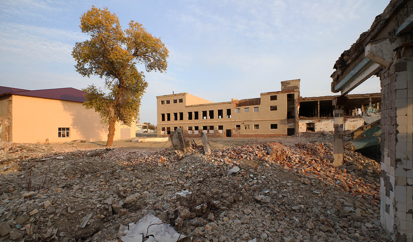 Některé provozní budovy jsou již srovnány se zemí, další to teprve čeká.