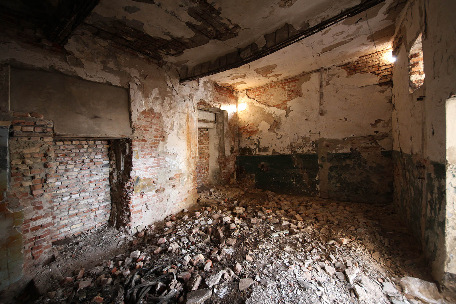 Ruch strojů dávno utichl, stejně jako šumění příboje. Dnes oživuje ruiny konzervárny v Moynaqu jen rozpálené pouštní slunce.