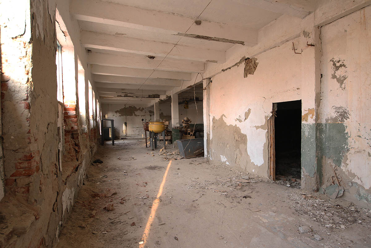 V přízemním traktu hlavní výrobní budovy zůstalo skromně stát několik sovětských strojů.