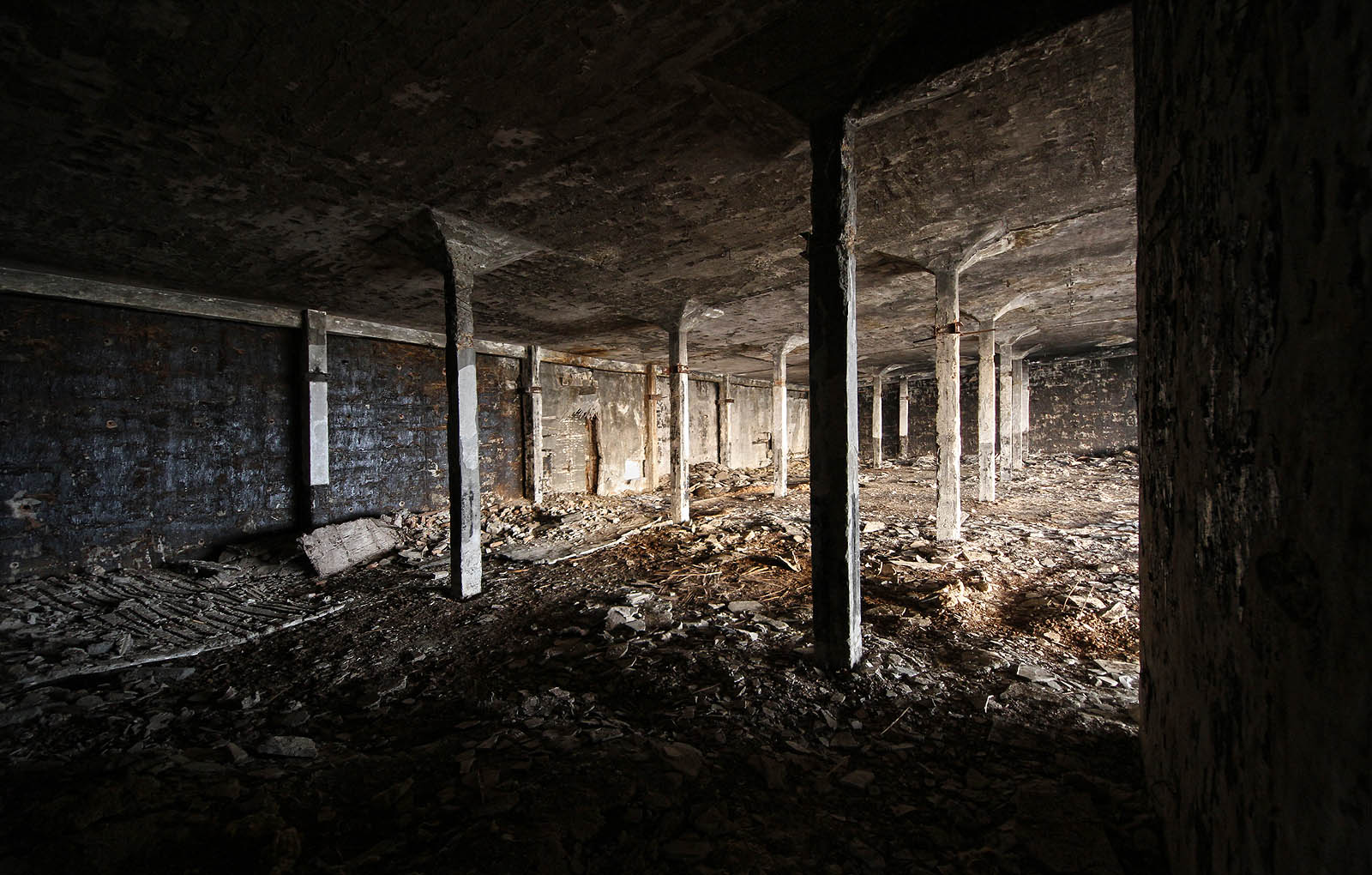 Výrobní sály v prvním patře byly zřejmě postiženy požárem. Aralské moře vyschlo, tak asi nebylo, čím hasit.