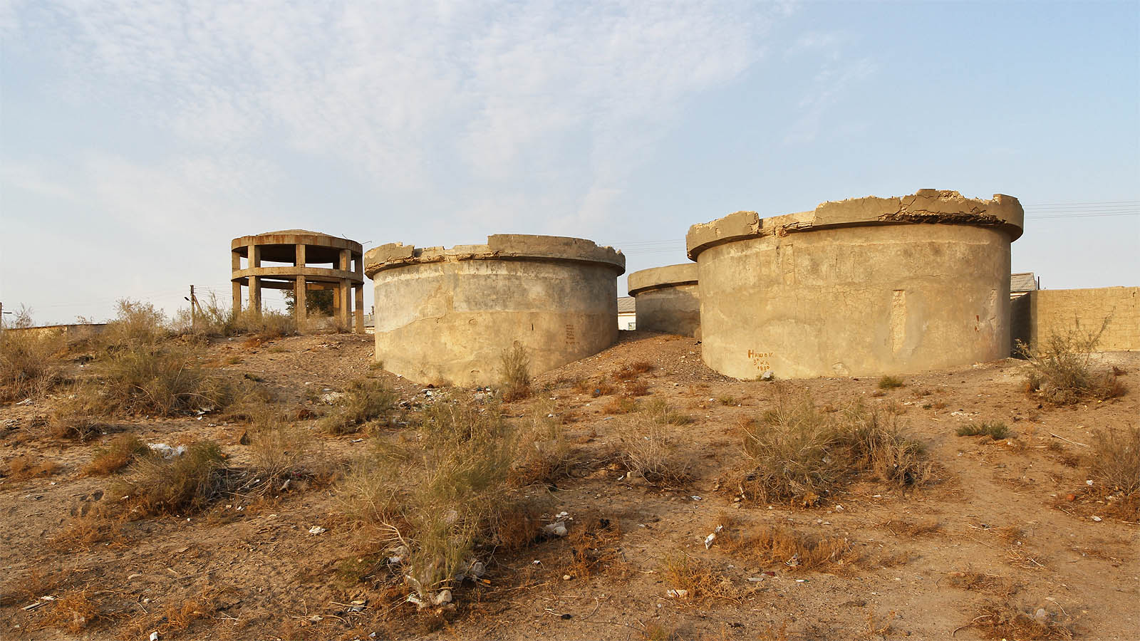 Jeden vysoký a tři nízké vodojemy nad Moynaqem. Dokonalý obraz zkázy sovětského průmyslu.