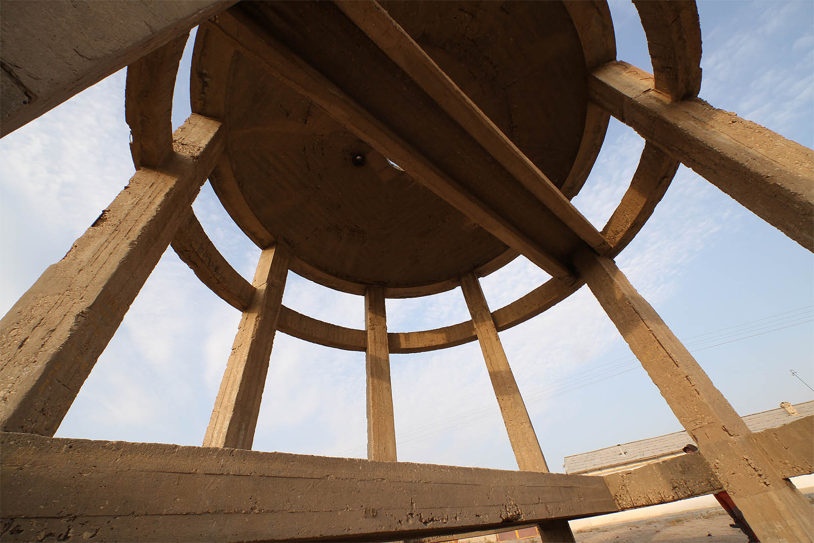 Nejmladší, nedostavěný vodojem, nabízí zevnitř pohled, který zná dobře každý ježek v kleci.