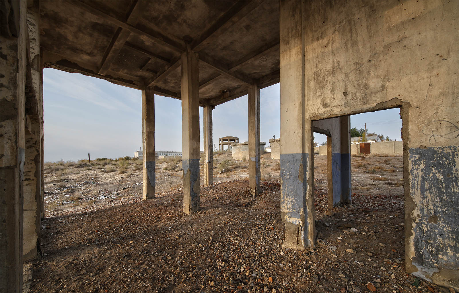 Rozdíly mezi interiérem a exteriérem se v karrakalpackých troskách stírají stejně jako u moderních rodinných domků s francouzskými okny.