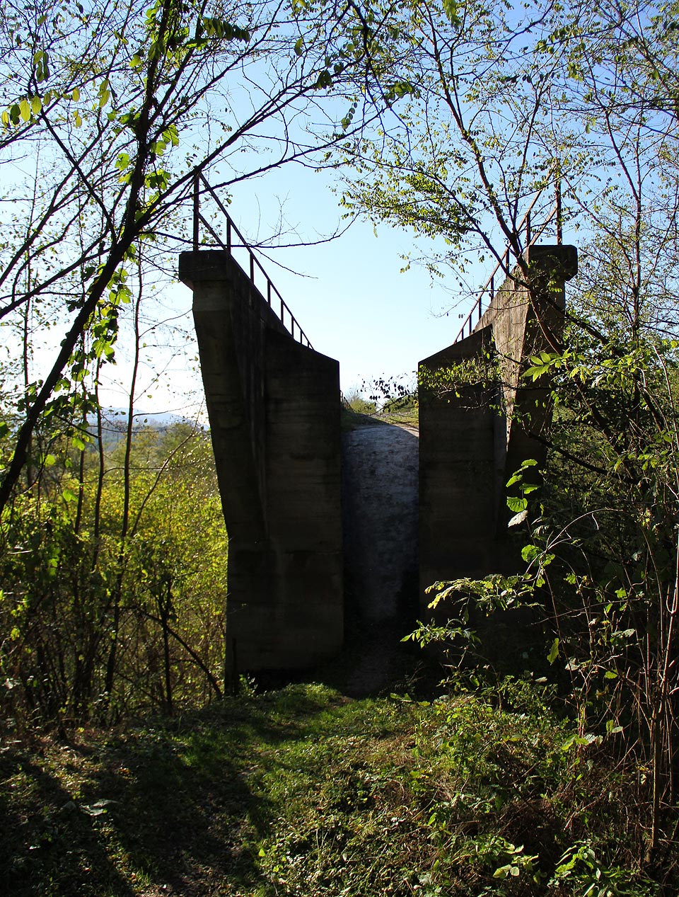 Koprášský viadukt nad obcemi Kopráš, Magnezitovce a Mníšany.