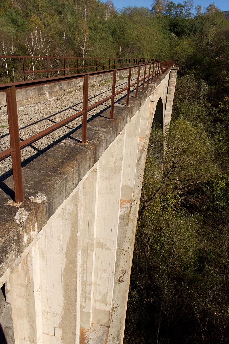 Koprášský viadukt nad obcemi Kopráš, Magnezitovce a Mníšany.