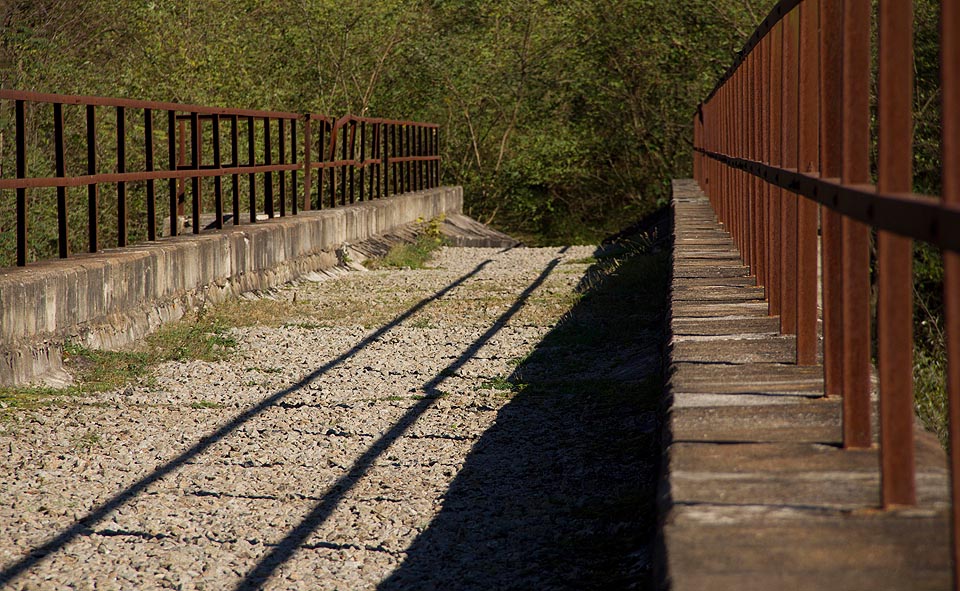 Jako by středem viaduktu vedla kolej, která měla kdysi spojit Revúcku Lehotu a Slavošovce.