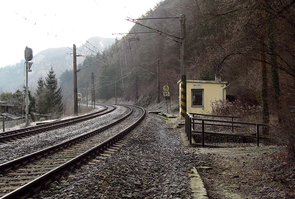Hradlo Korno ve směru od zastávky Srbsko.