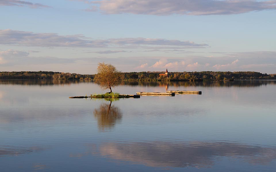 Šírou plochu hladiny prostřední Novomlýnské nádrže narušují tři betonové bloky, jejichž účel nám zůstal utajen.