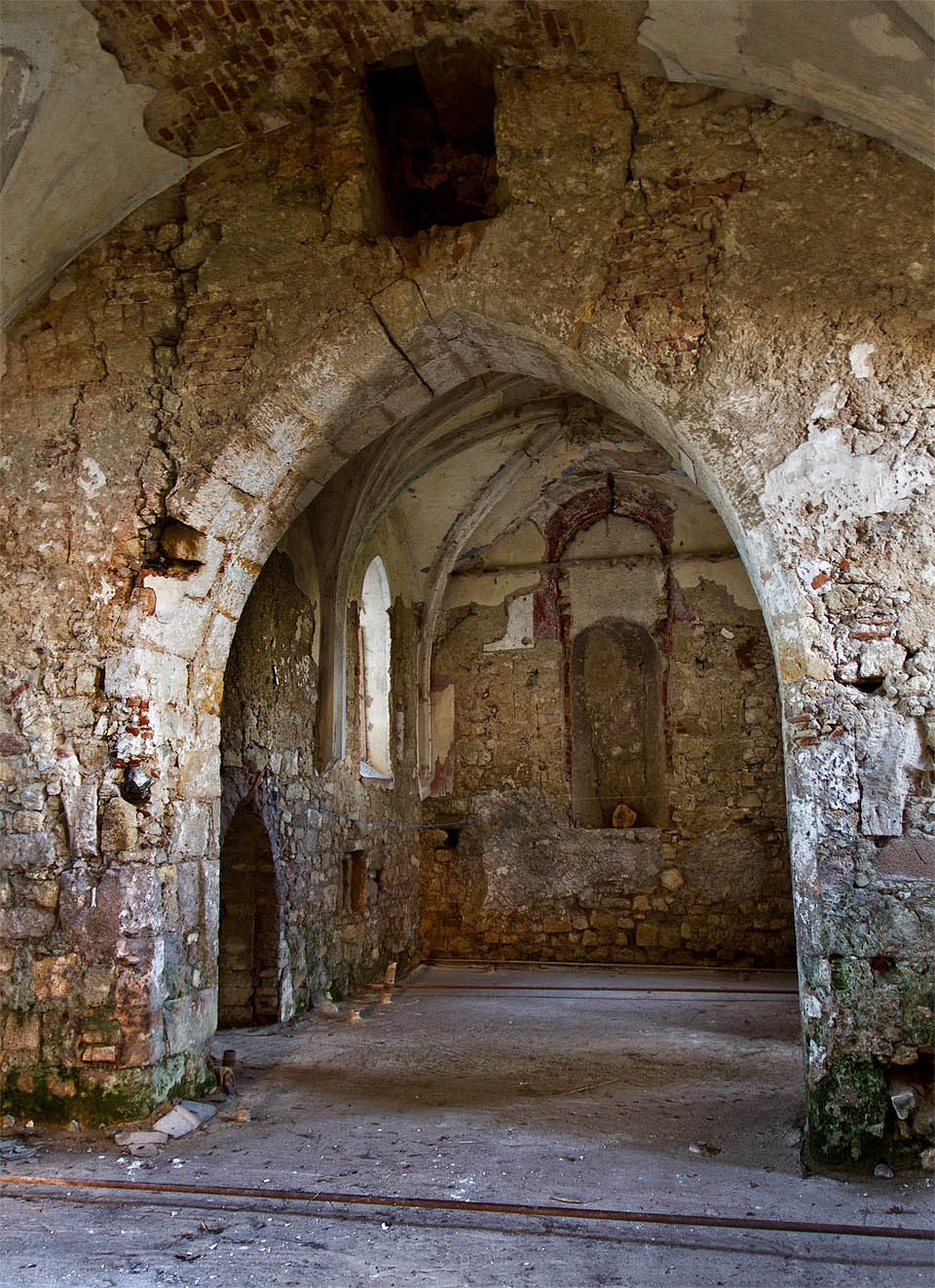 Dnes už jen ztěží poznáme, které klenby jsou původní a které výsledkem regotizace (jako pravděpodobně tato). Kostel prošel v průběhu staletí mnoha úpravami.