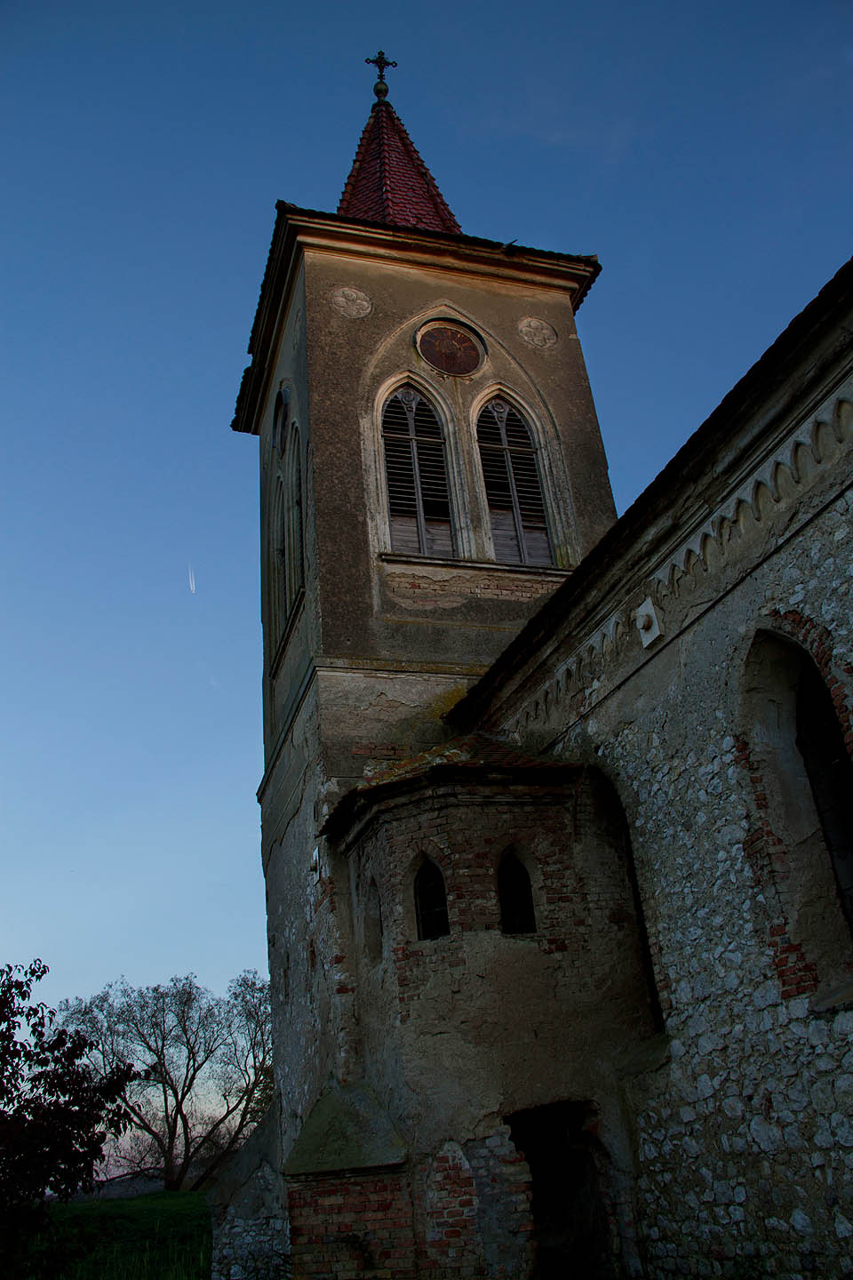 Pozdně letní soumrak nad věží mušovského kostela.