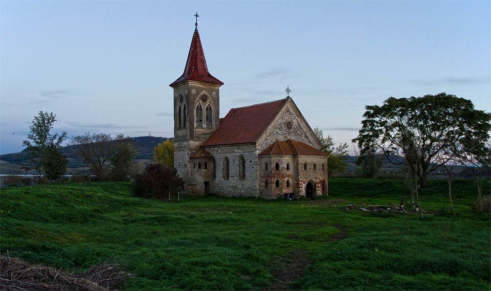 Samotný ostrov je obehnán zvýšeným okrajem. Těžko říct, zda jde o původní tvar jemně lemovaného návrší nebo úpravy z dob výstavby přehrady.