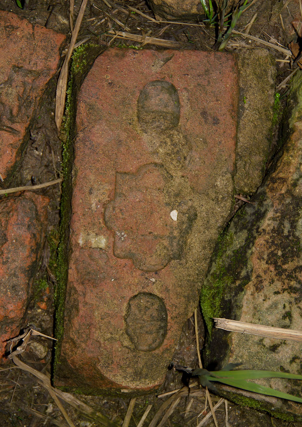 Některé značky na cihlách jsou dosud čitelné, jiné ne. Dalo by se podle nich poznat, odkud pochází materiál na stavbu z různých období historie.