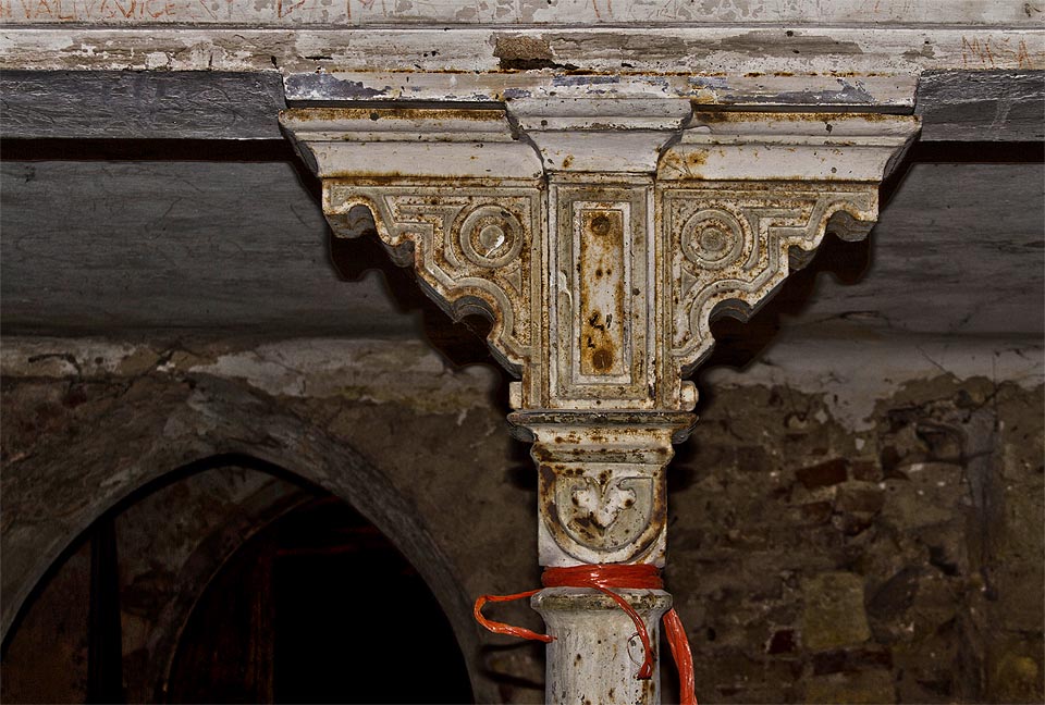 Litinové sloupy pochází z roku 1911, kdy byl kostel regotizován.