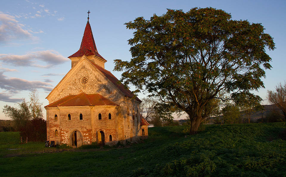 Na vrcholu vegetačního období si tady může člověk připadat jako někde u zapomenuté misie v Africe či Karibiku.