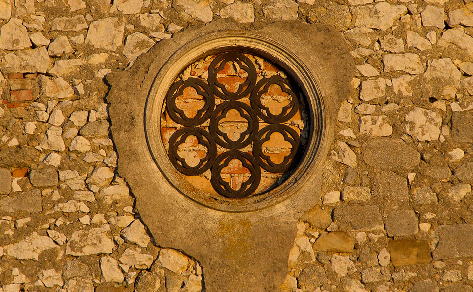Zazděná roseta je výmluvným symbolem mušovského kostela.