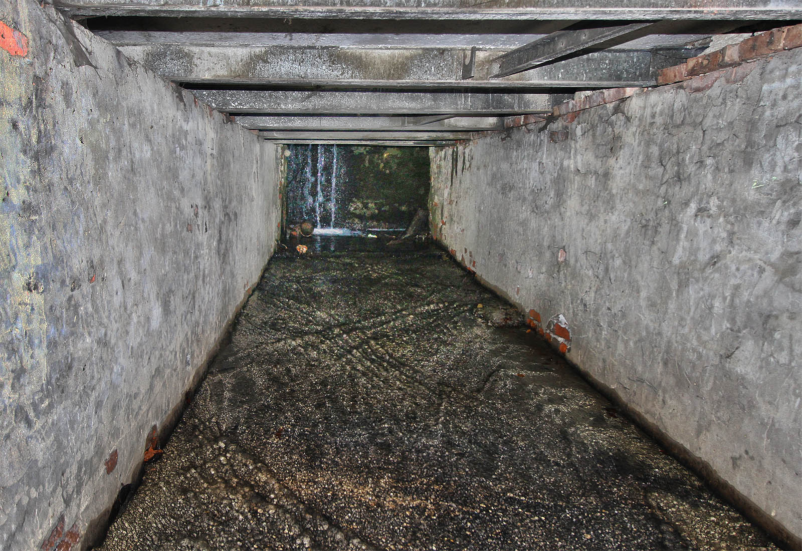 Potok protéká podzemní kaskádou chodeb, kanálů a potrubí, která také odebírala vodu pro provoz zařízení.