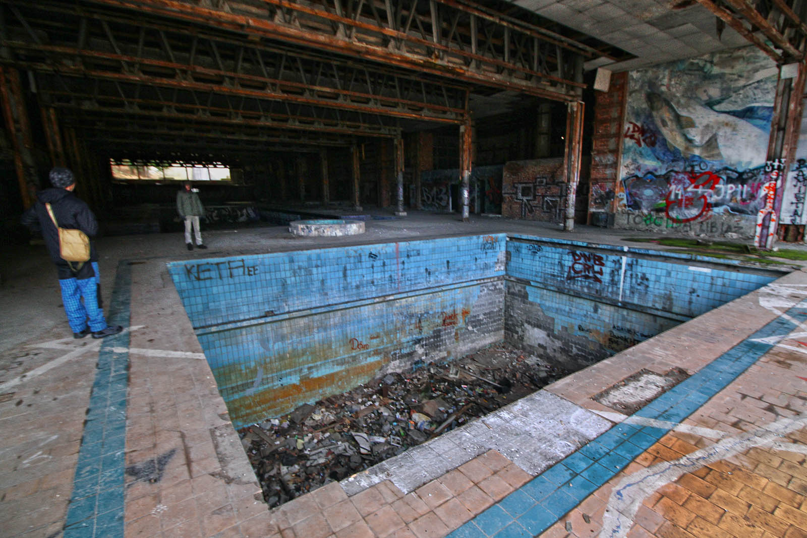 Zpátky u bazénů - nástěnná malba ryby je jedním z posledních interiérových prvků, které se dožily roku 2016.