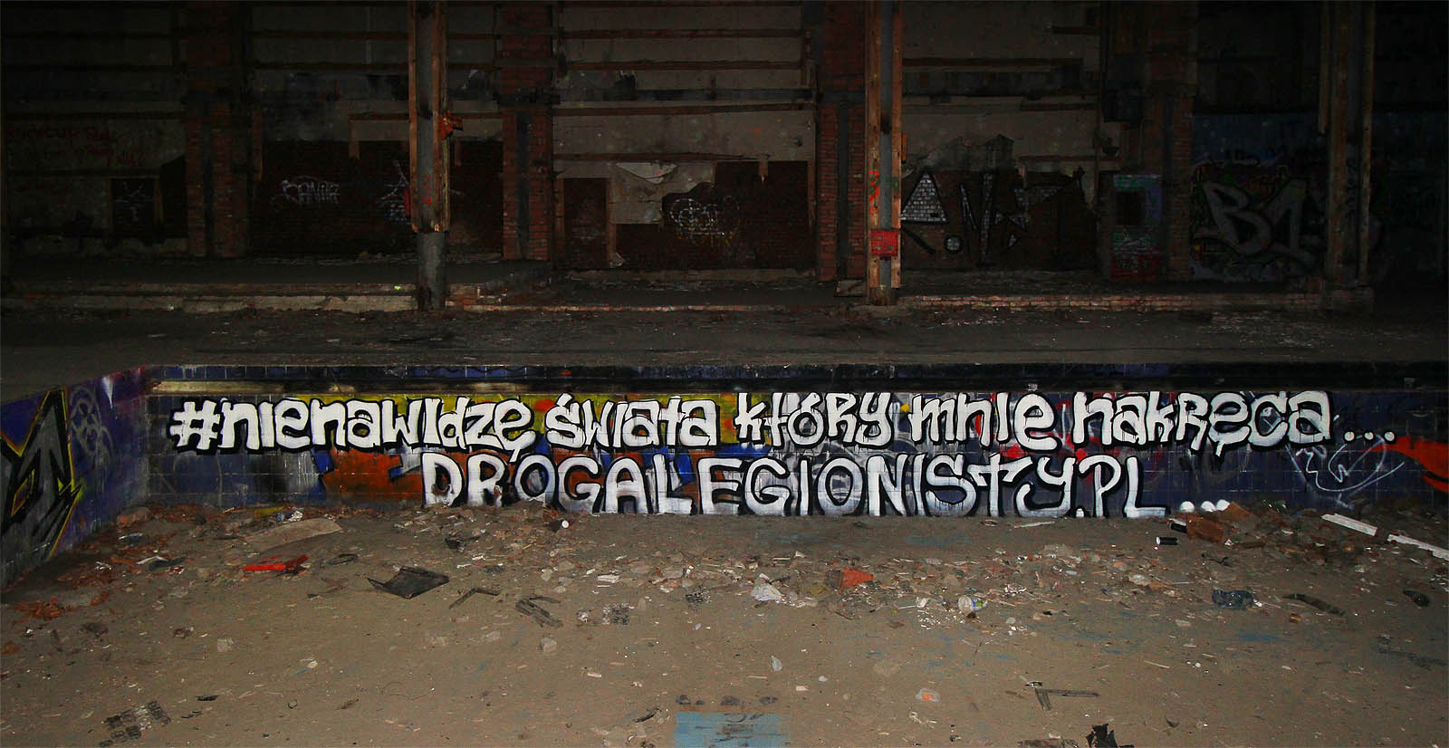 Politická, kulturní a společenská mizérie, do které Polsko upadá, je na mnoha místech stále citelnější. A nejde jen o podivný styl vládnutí první jednobarevné vlády za poslední čtvrtstoletí. Mimo jiné se množí její symptomy jako ultranacionalistické hnutí, které staví na blogu Lukasze Growera zvaném Droga Legionisty. Jde o špatně uchopitelnou změť násilí, kultu těla, zajímavých leč nedotažených nápadů, nacionalizmu, filozofie, sprejerství, morálních apelů, urbexu, křesťanství, ztracenosti současných mladých Poláků - a to vše obaleno všeobjímající hloupostí snad v souvislosti s pozvolným přesunem inteligence na západ. Vypadá snad takto polské právo a spravedlnost?