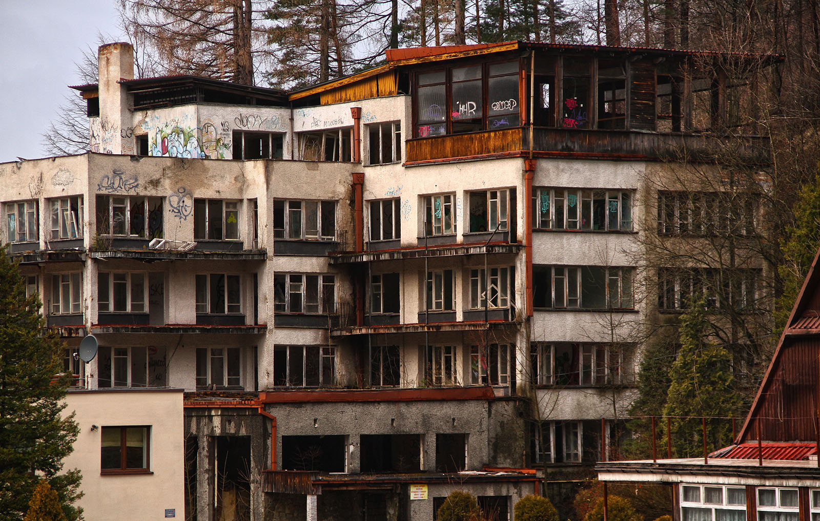 Na protějším břehu strmí masa jednoho z opuštěných hotelů. Ani na pokraji zhroucení nevypadá docela špatně.