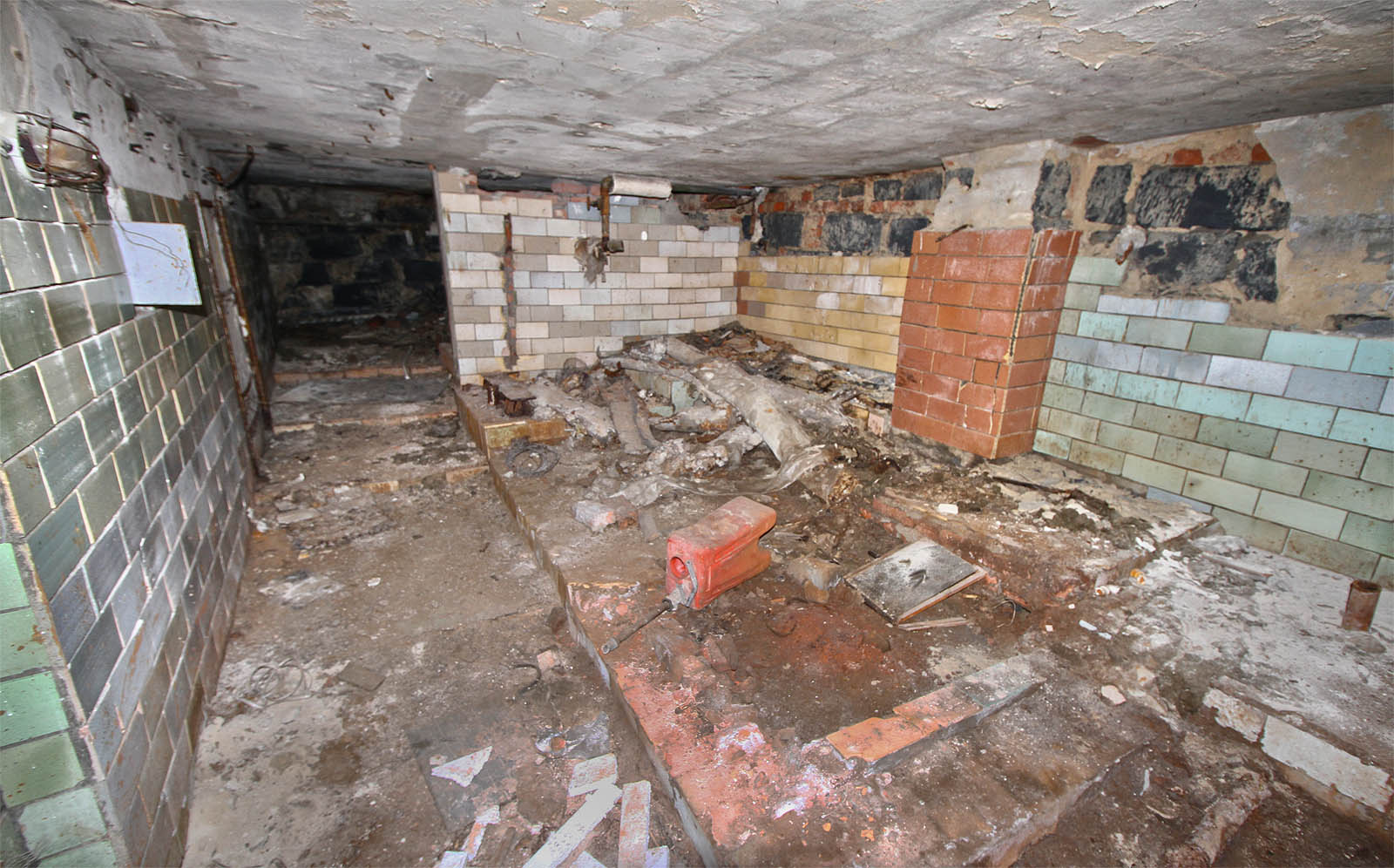 Netoliko provedení interiérů. Snad někdejší prádelna hraje barvami směsky loupajících se obkladů a ke vnější podobě budovy se příliš nehodí.