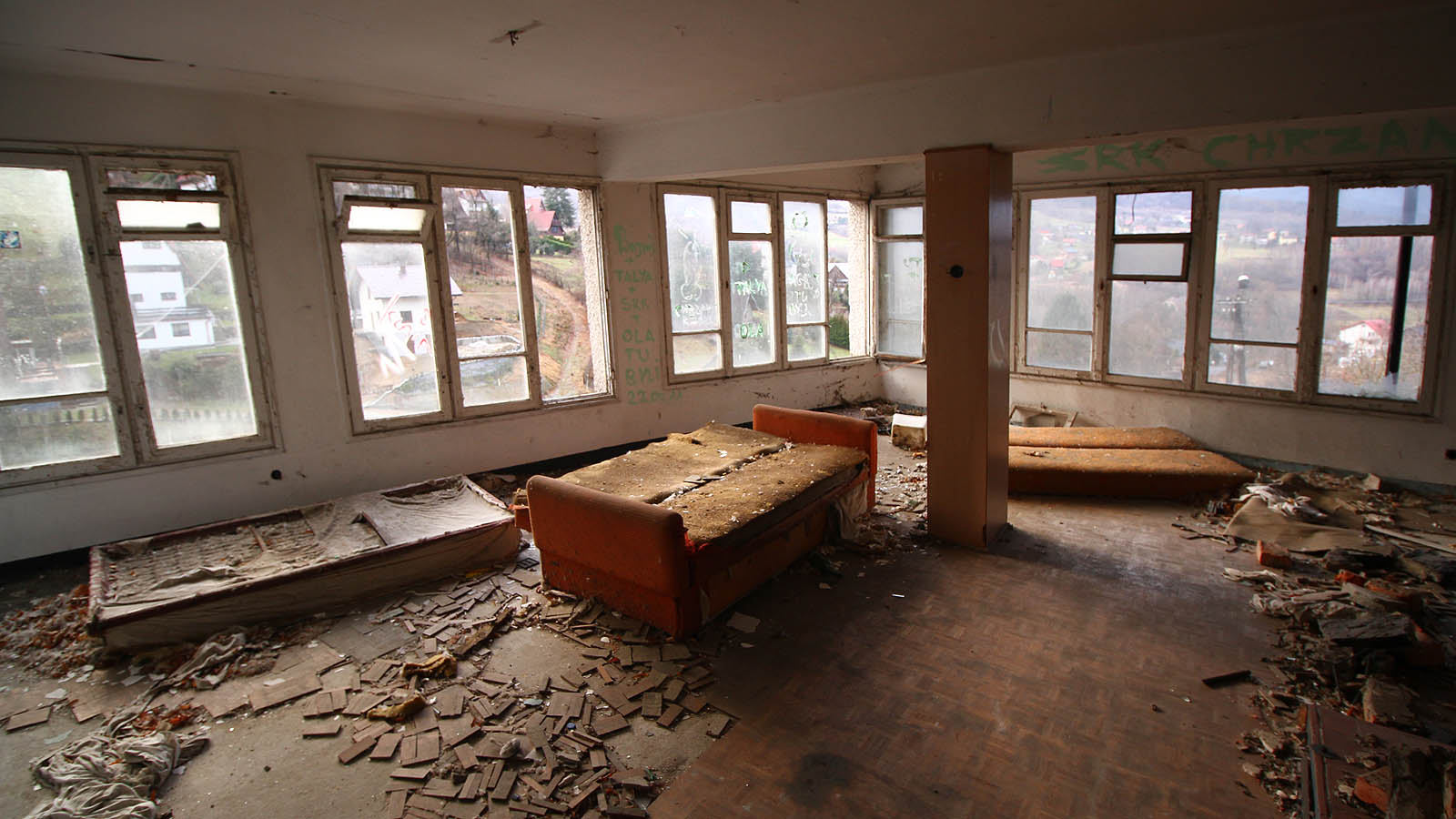 Ubytování s výhledem na horské hřbety nad přehradním jezerem muselo být příjemné. Přinejmenším v létě.