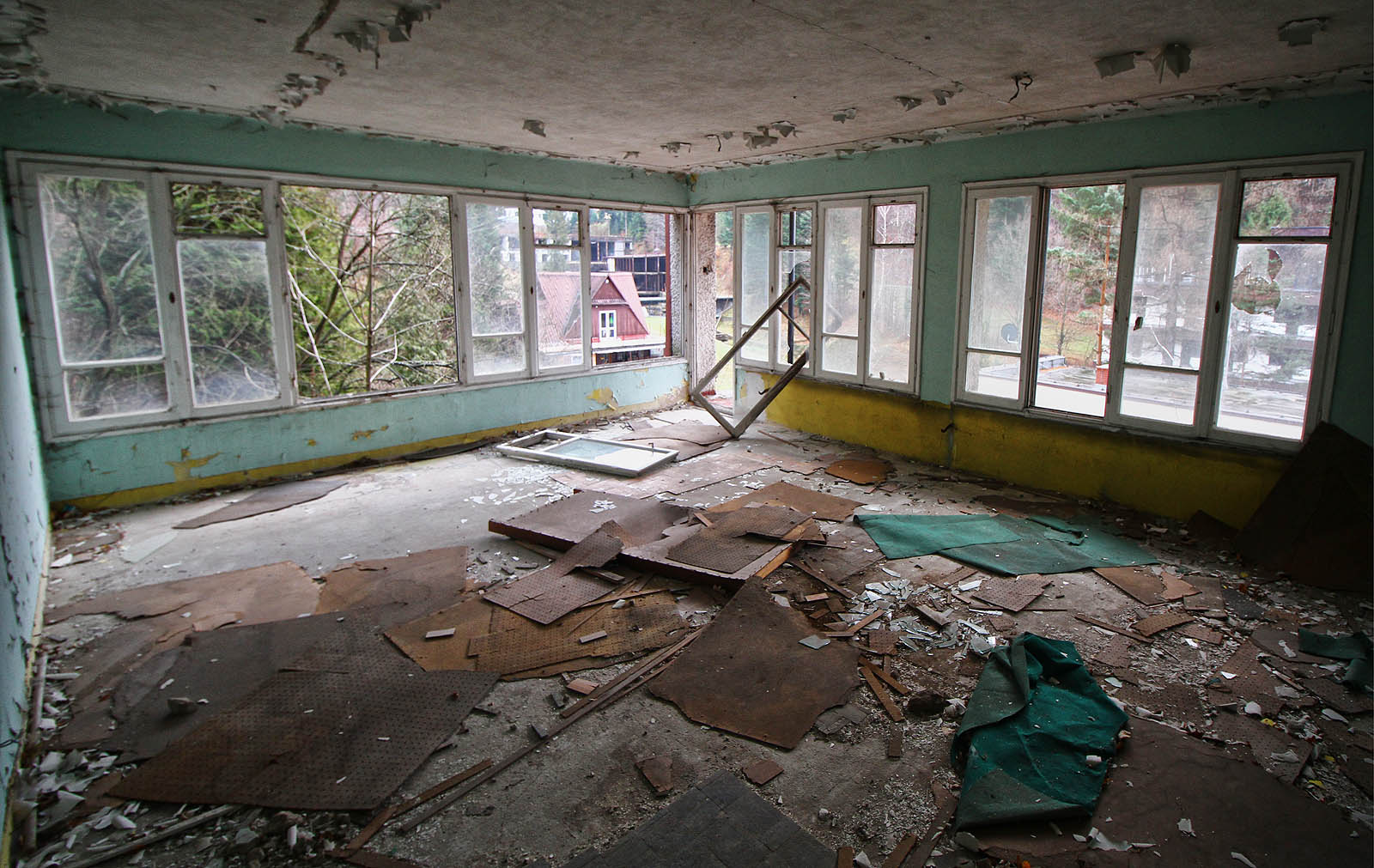 Další z prosluněných pokojů, v pozadí s torzem lázeňského komplexu.