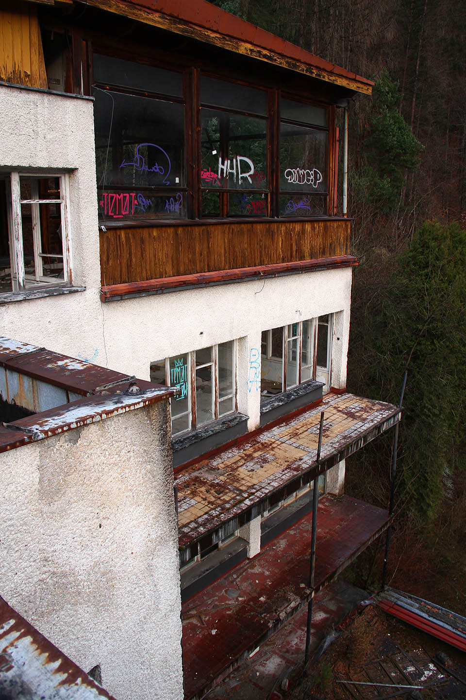 Kozubnik patří mezi nejnavštěvovanější lokality mezi milovníky urbexu v Evropě. Sepětí techniky, přírody, zmaru a čehosi, co vzdáleně připomíná umění, je tu jedinečné.