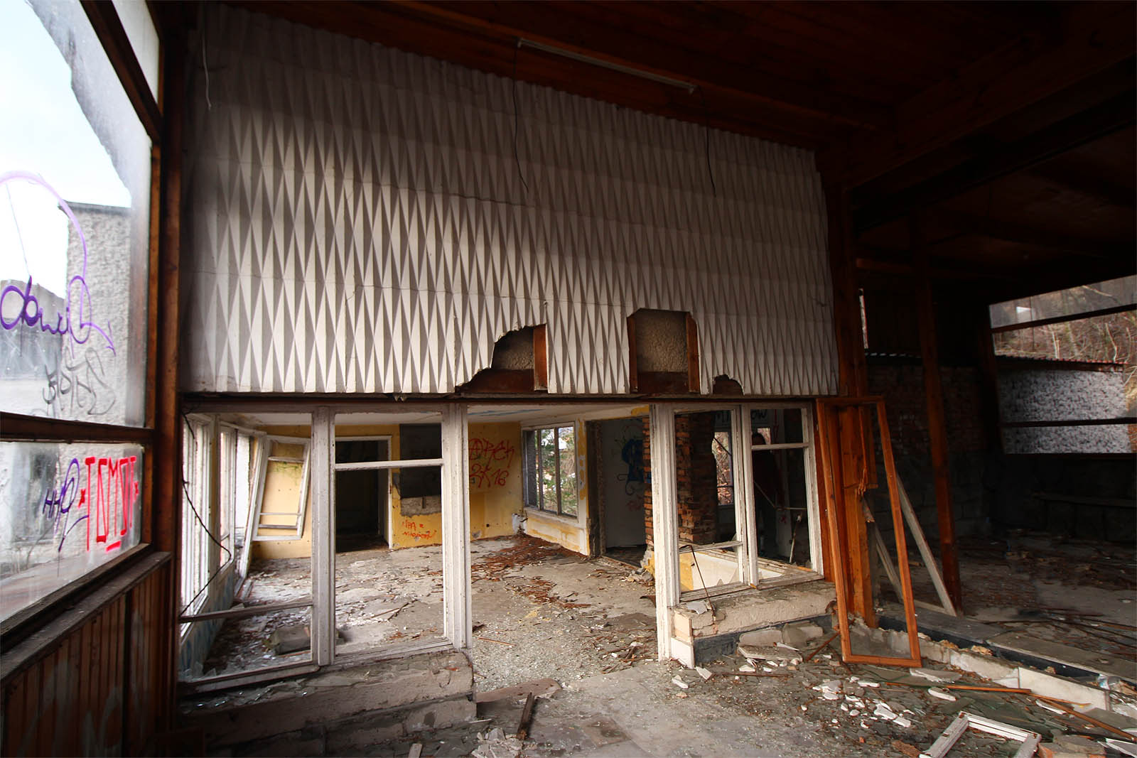 Reliéfní vzory na stěně nad dveřmi poněkud připomínají stropní panely na nádraží v Havířově.