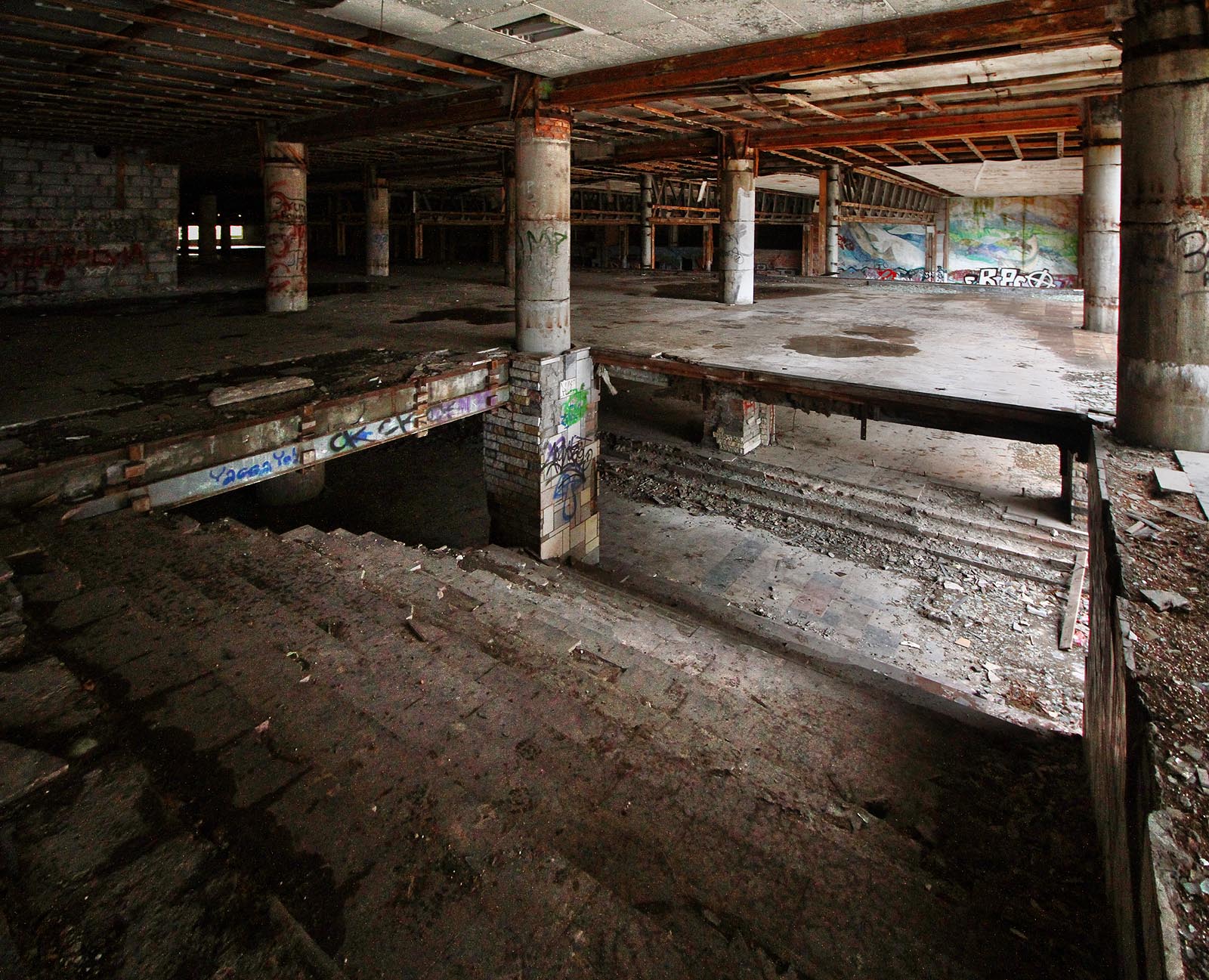 Ačkoliv koncem roku 2016 vypadal Kozubnik jako neústrojná ruina, je stav na fotce výsledkem počínající sanace, na jejímž konci bude kompletně zrekonstruovaný areál.