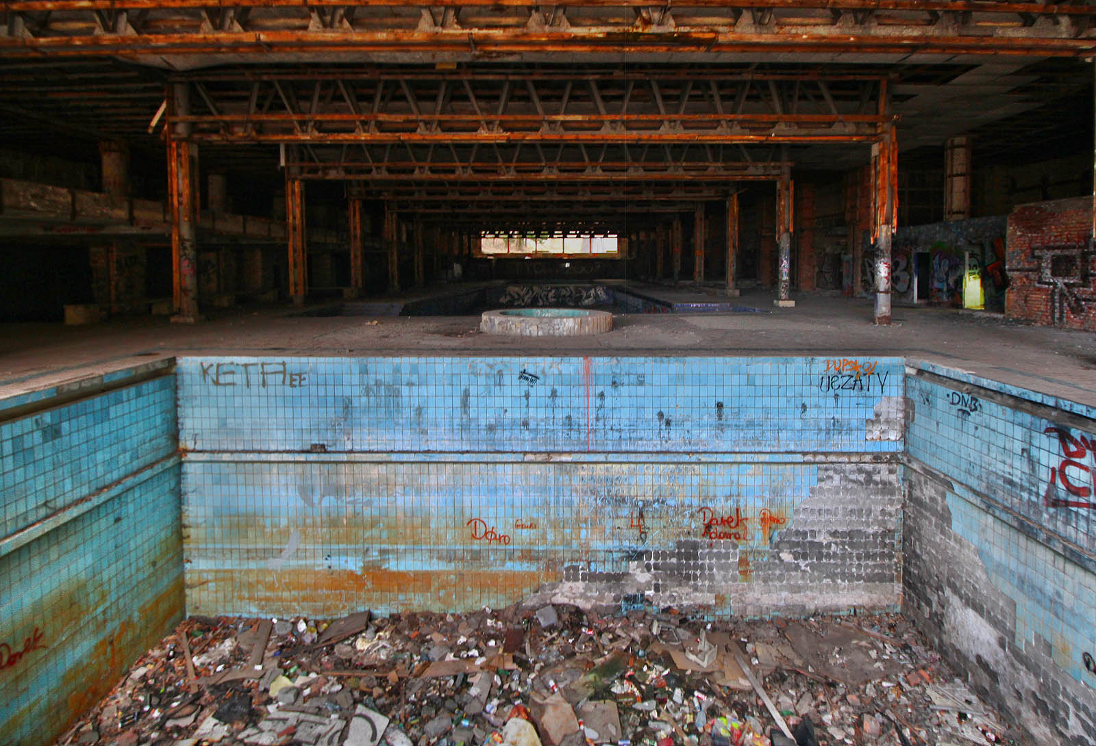 Bazény uvnitř »hlavní« budovy v Kozubniku se nachází přímo nad podzemním tokem horské bystřiny, jejíž voda je napájela. Kdysi skýtaly luxusní příležitost k vodním radovánkám, dnes jsou nemilosrdnou pastí na neopatrné návštěvníky. 