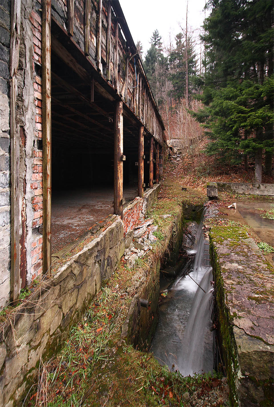 Zpátky k potoku, který je živou duší areálu i po jeho klinické smrti. Z horní otevřené nádrže nad krytými bazény se propadá do podzemí jako ponorná řeka Ponávka.