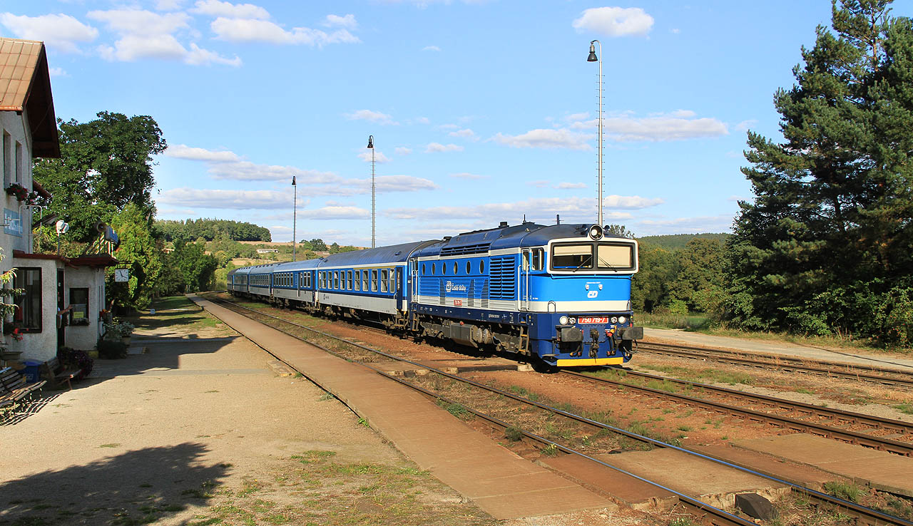 Brejlovec 750 719-7 se zářivým lakem, který na skříni sotva zaschnul, uhání v nedělním podvečeru s rychlíkem R662 Petr Vok směr jižní Čechy a Plzeň.