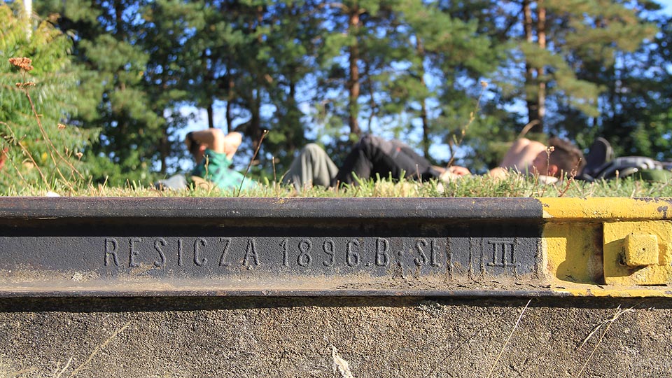 Trampové jezdí do Kralic vlakem od 20. let 20. století. Kolejnice na rampě (podobná té v Brně-Slatině je tu ještě o 30 let déle.