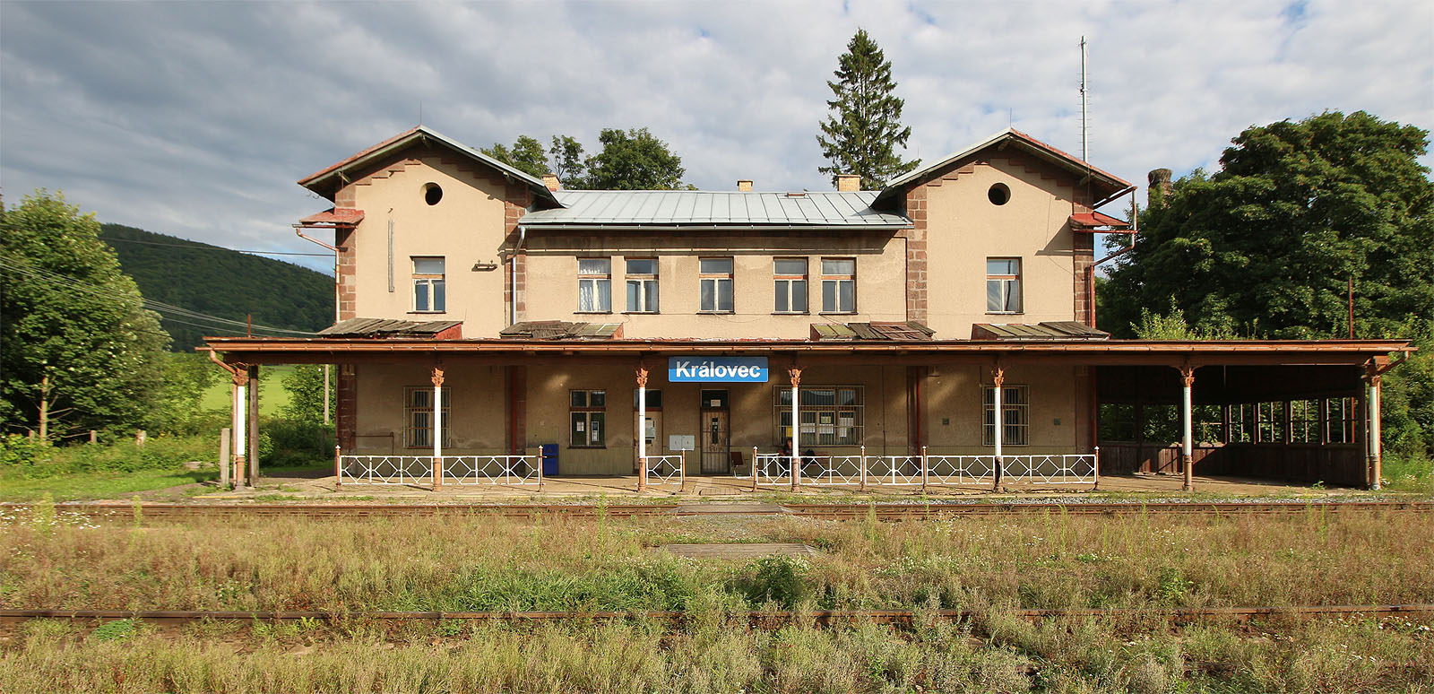 Staniční budova v Královci s nesymetrickým krytým prvním nástupištěm. V roce 2021 sem ještě příležitostně zajížděly vlaky ze Žacléře.